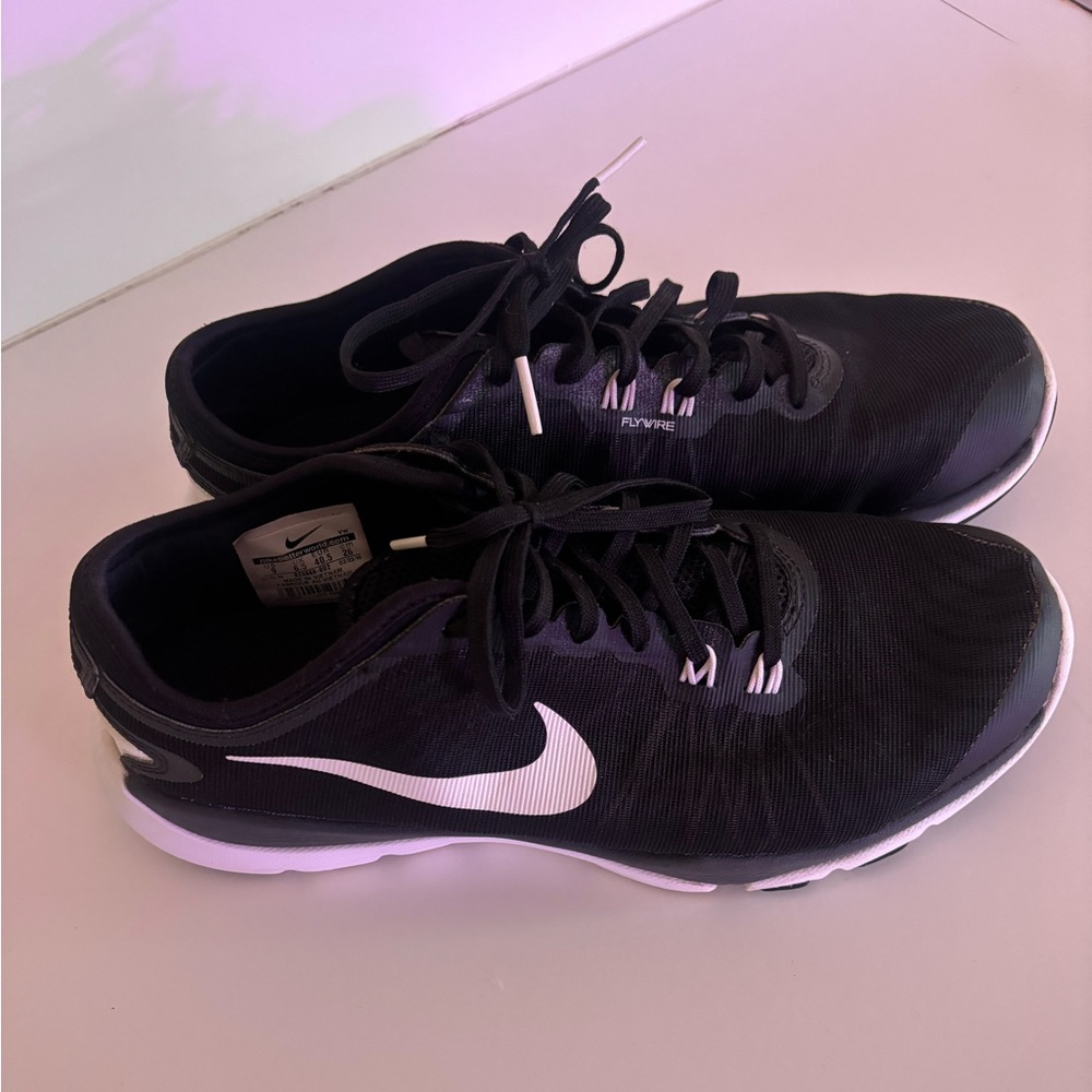 Size 9 Nike Running Shoe.